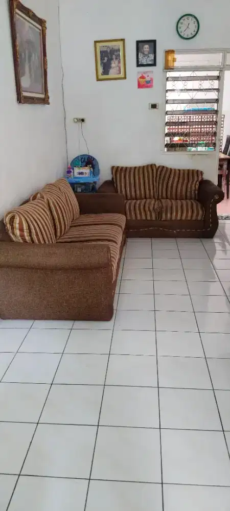 Sofa model L bekas