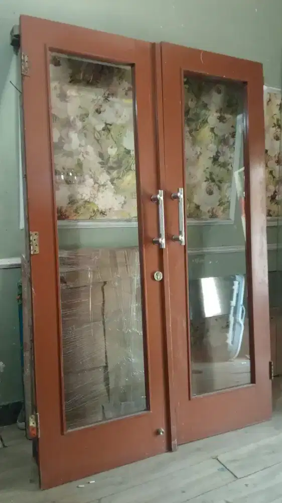 Pintu kayu kaca dengan kusen