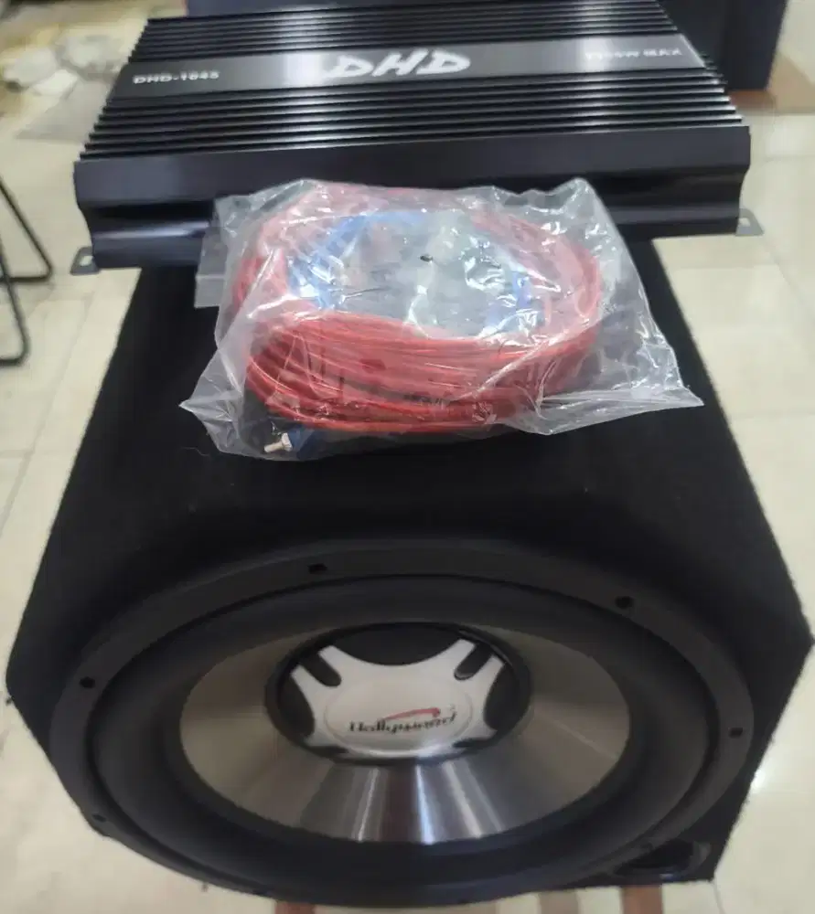 Audio Mobil Subwoofer 12in merk Hollywood + Power 4ch merk DHD, di dps