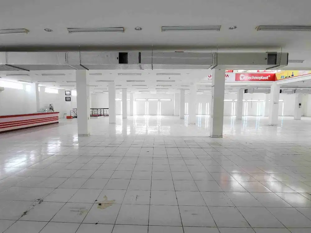 gedung ritel 2 lantai luas 1800