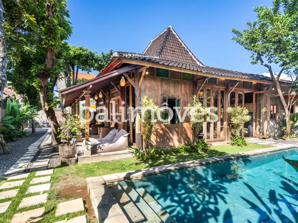 Vila Elegan Bergaya Joglo dengan Tiga Kamar Tidur di Tepi Pantai Sanur