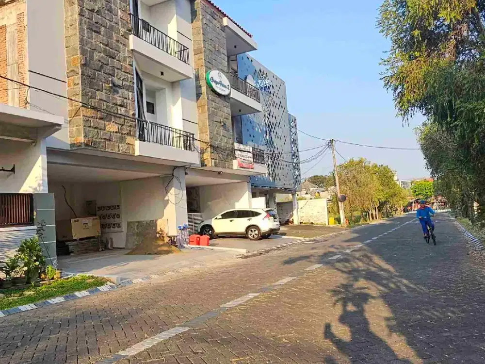 kos premium ready stock jalan utama griyashanta eksekutif 50 m jalan raya suhat dan tarif 2 jt an ada lift nya lokasi persis di samping rumah sakit UB