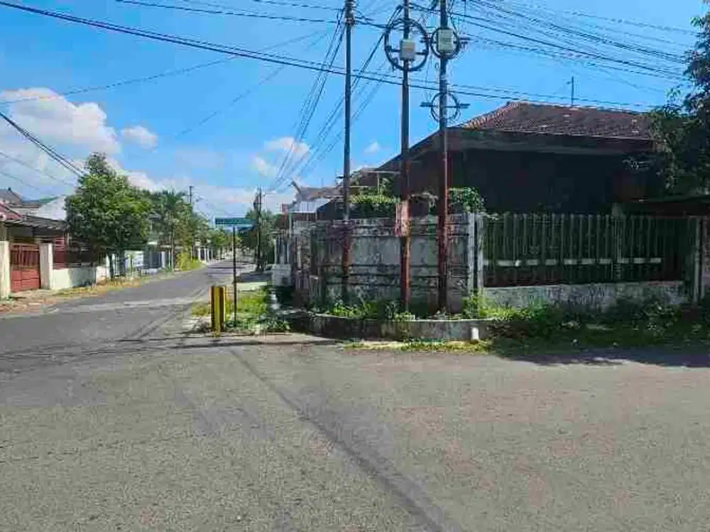 rumah lama harga tanah bagus direnov kos elite atau kafe dan hunian posisi hook di jalan bunga bunga suhat dekat kampus UB Brawijaya