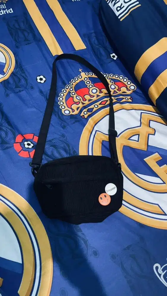 Tas selempang hitam