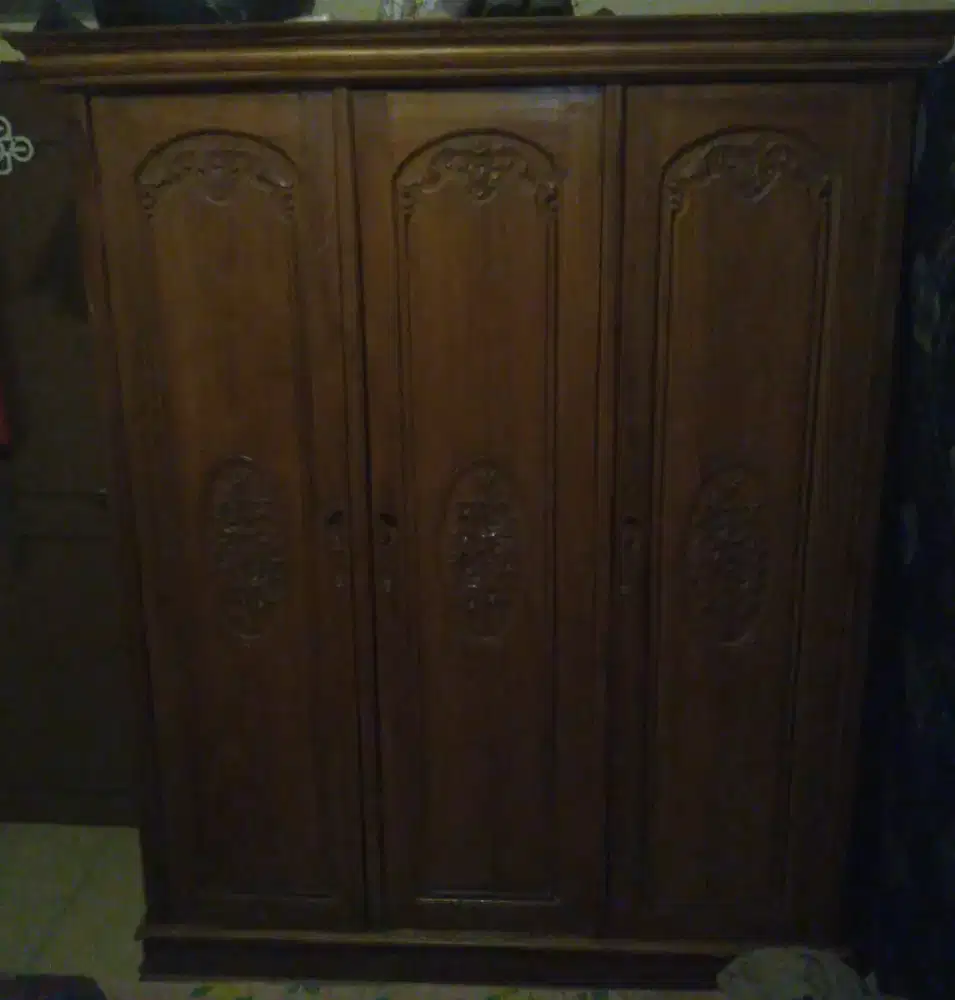 Lemari kayu 3 pintu