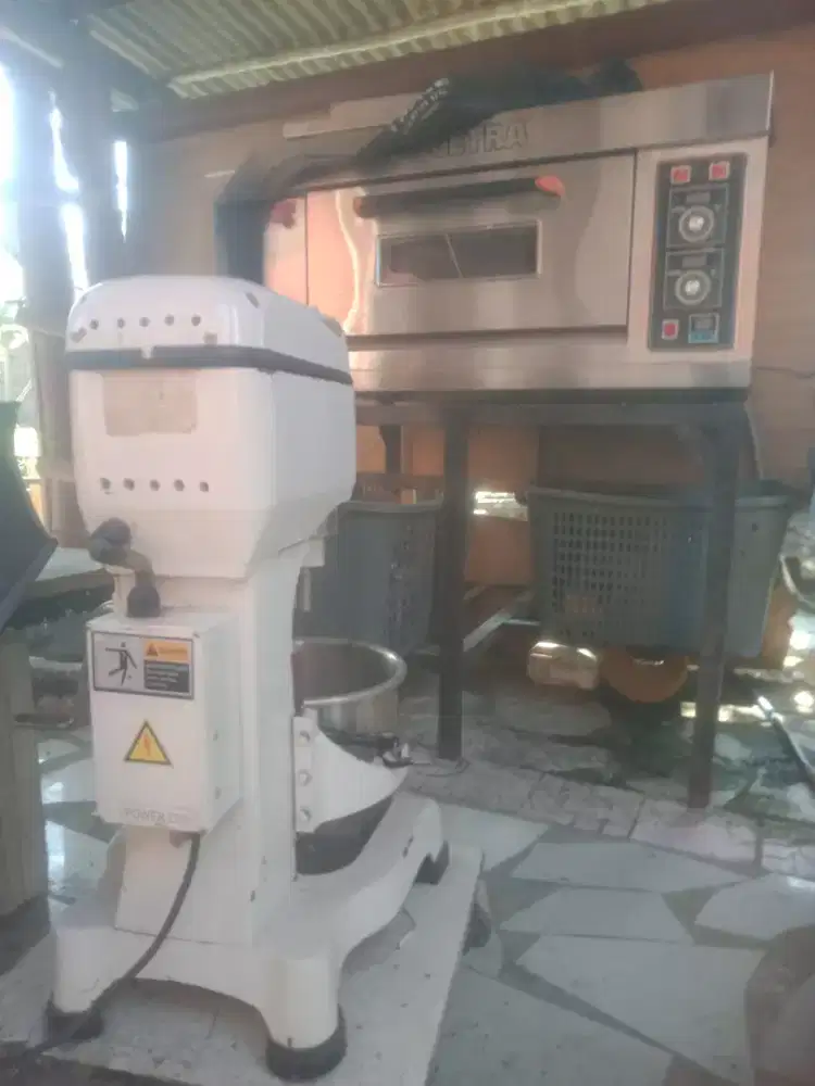 Oven getra, mixer qmax. Se paket  saja kondisi siap kerja bekas ibu .