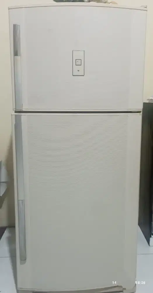 KULKAS SHARP PLASMACLUSTER 600 LITER