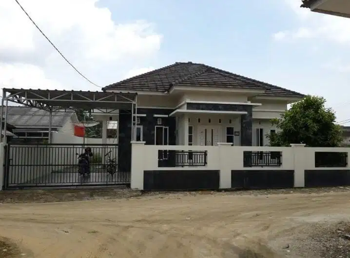 DIJUAL CEPAT RUMAH STRATEGIS , TERAWAT ,NYAMAN ,LOKASI BAGUS + ISI NYA
