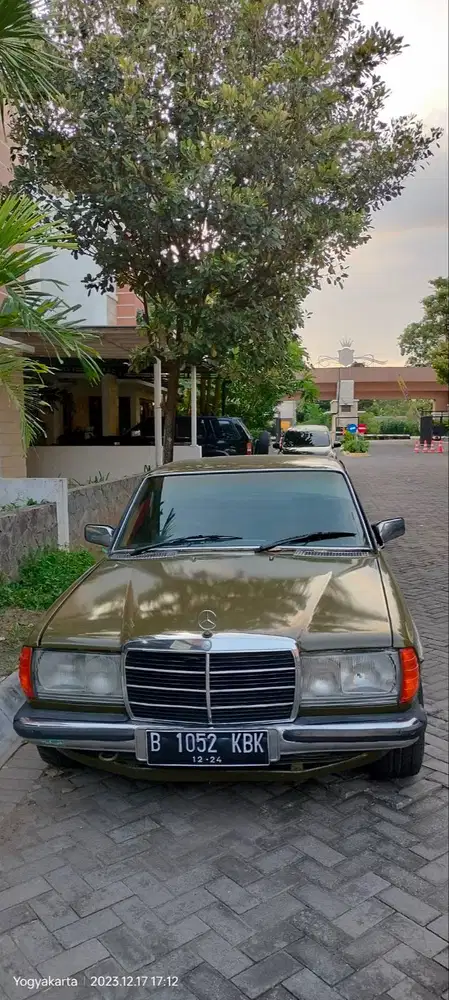 Mercedes Benz 200 sedan 1982