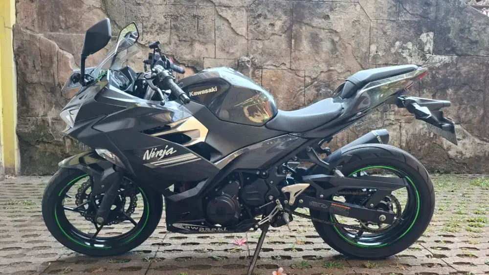 Dijual kawasaki ninja 250 fi th. 2022 tangan pertama dari baru mulus.