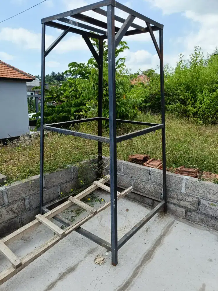 Menara tandon besi kuat.