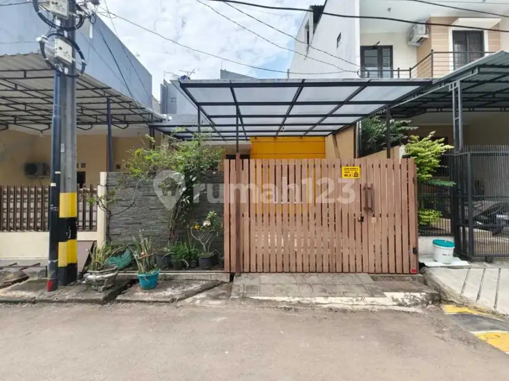 Murah!!!Turun Harga !!!!!Jual Cepat....... Rumah Siap Huni 2 Lantai Deket Mall Mkg...... Deket Bulevard Raya....... di Kelapa Gading