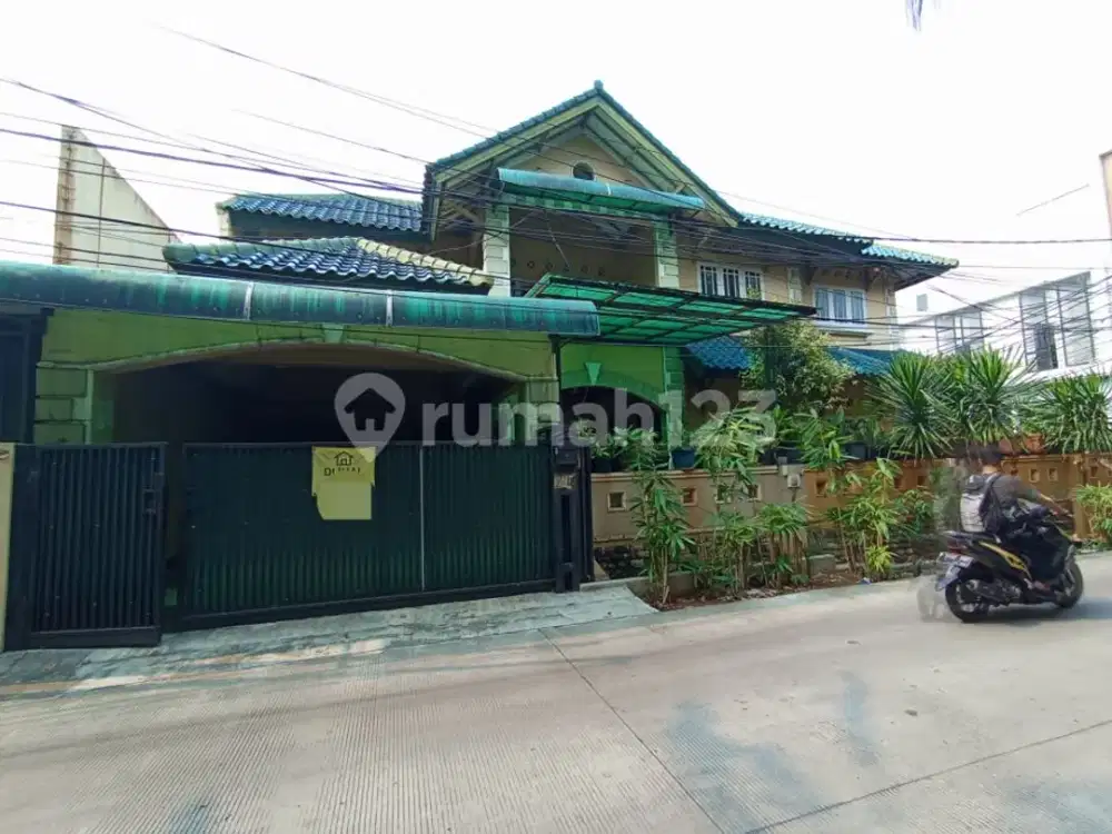 Jual Cepat..... Murah....Rumah Siap Huni...2 Lantai...Bebas Banjir ...Jalan Raya Utama ....Strategis ...Di Kelapa Gading