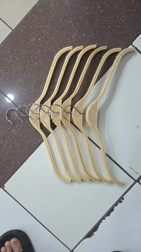 Hanger baju kayu/ lusin 75k