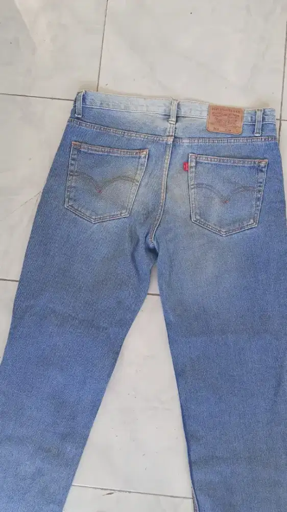 Celana Levis bekas