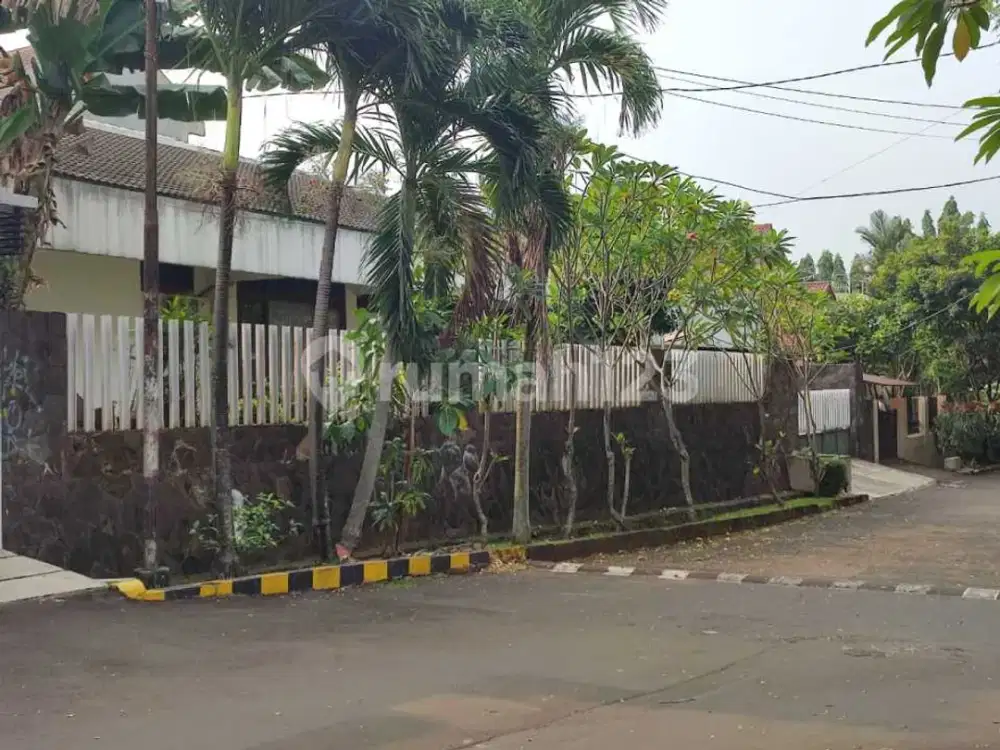 Rumah Bagus Siap Huni Hadap Taman Dalam Komplek Dekat Mall Cinere