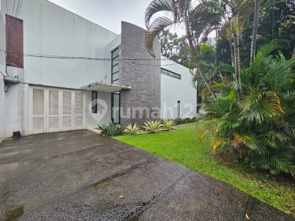 Rumah Hook Asri Halaman Luas di Komplek Dekat Golf Pangkalan Jati