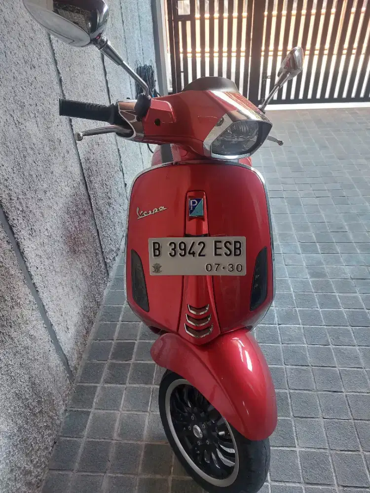 Vespa sprint 150 I-get ABS merah scarlatto