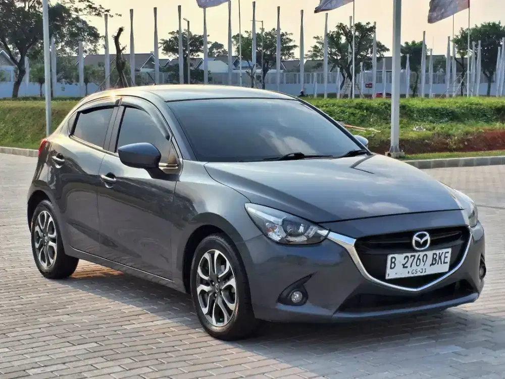 Mazda 2 R SkyActive 1.5 Automatic 2016 Bensin Abu Metalik