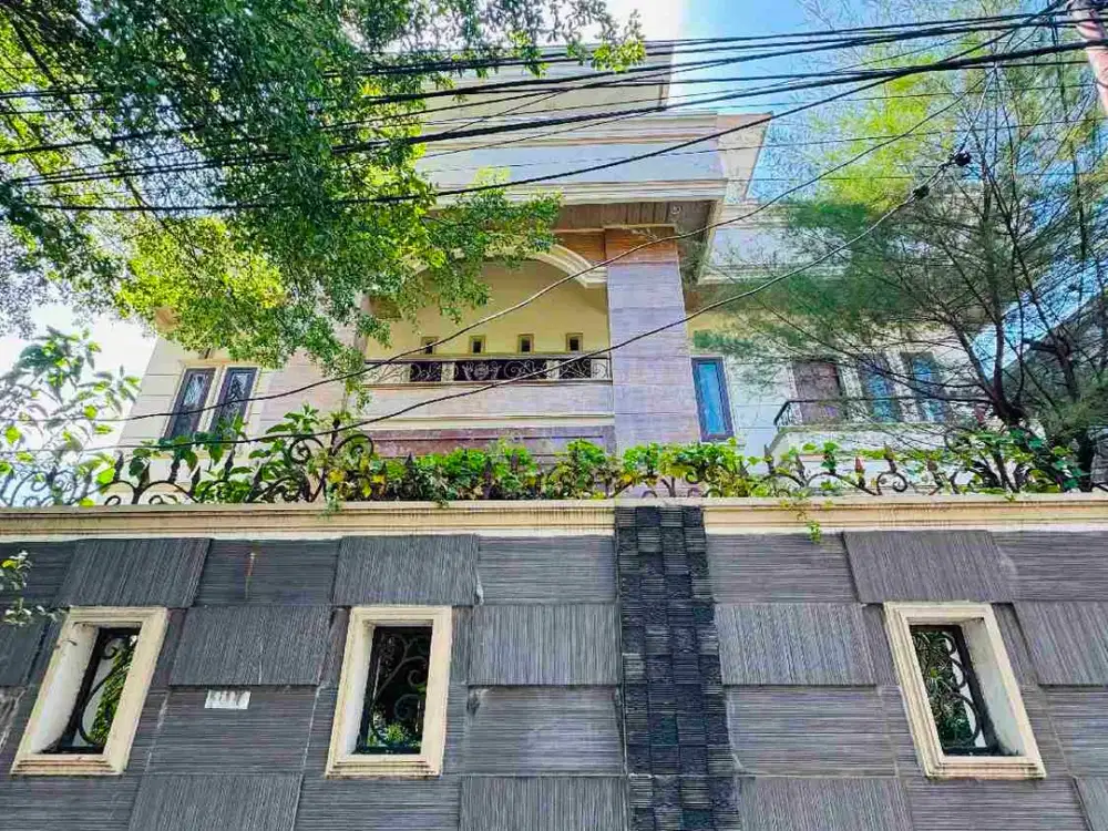 Dijual Rumah Mewah 2 lantai Jl Poros Hertasning Makassar dekat Mall Panakkukang Makassar.