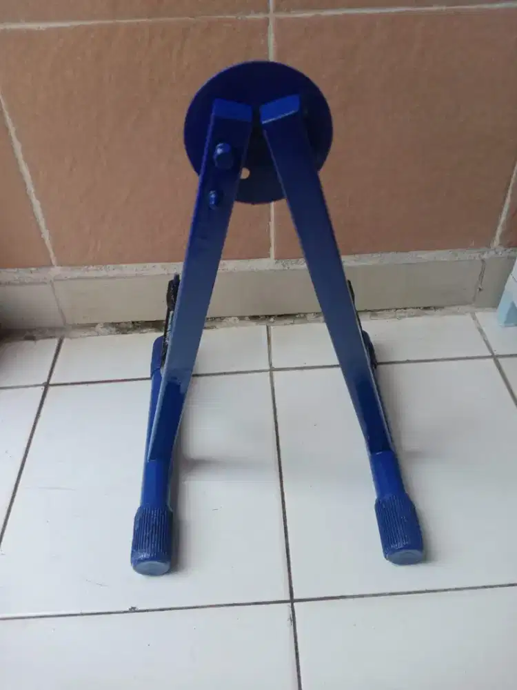 Stand gitar warna biru merona lok lenteng agung jaksel