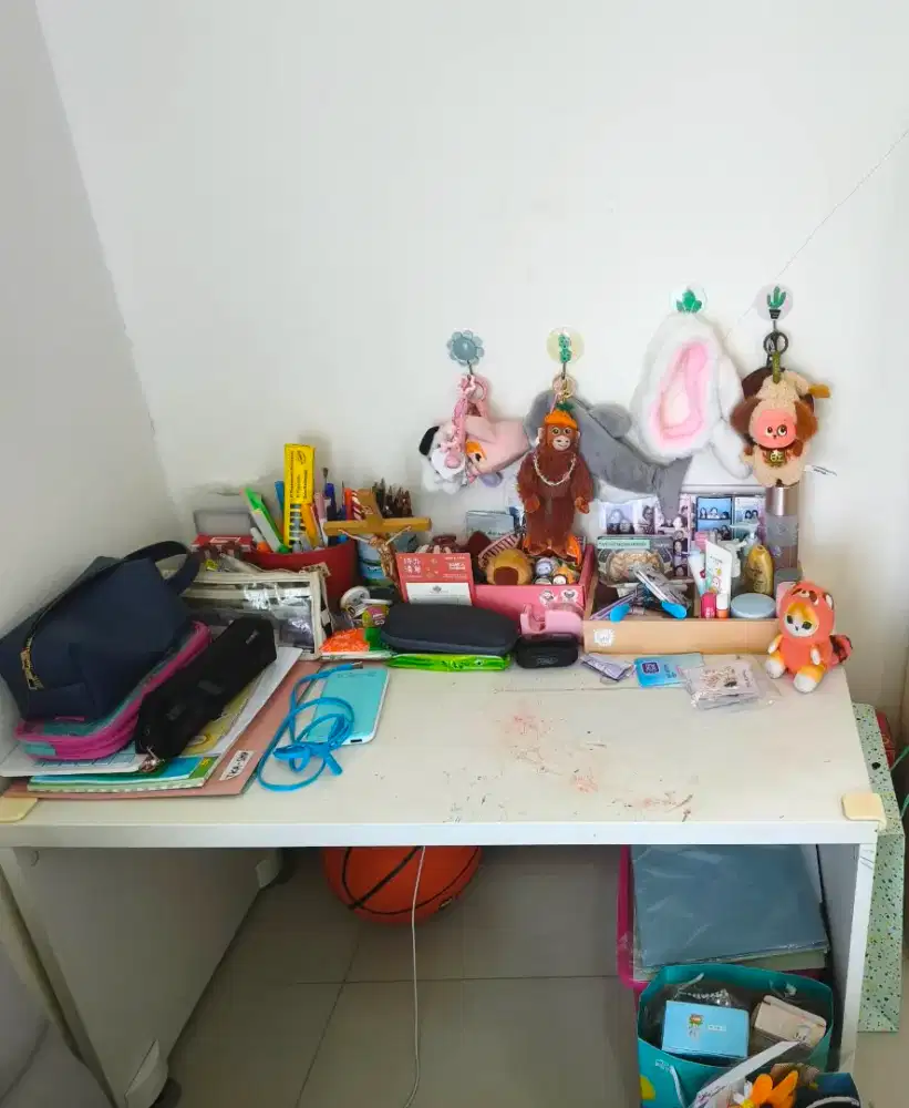 Meja Tulis serbaguna merk IKEA