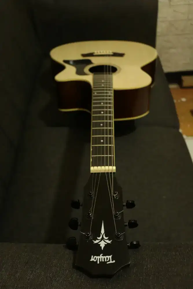 Gitar akustik Taylor cream