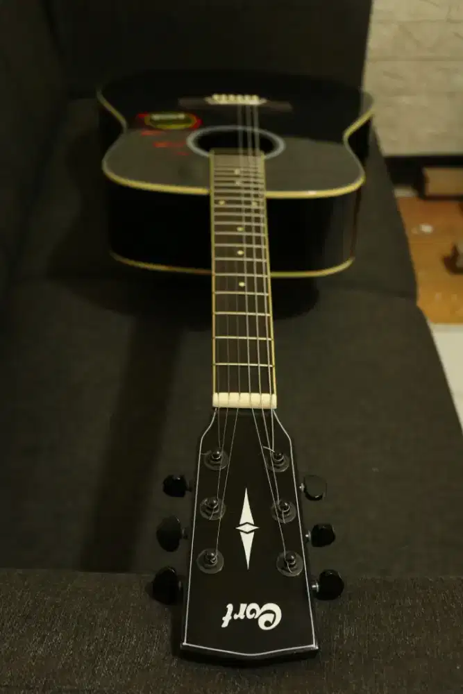 Gitar akustik jumbo hitam