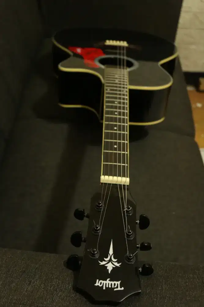 Gitar akustik Taylor hitam