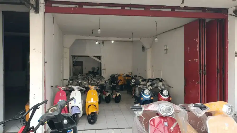 Salesgirl di toko bagus sepeda listrik