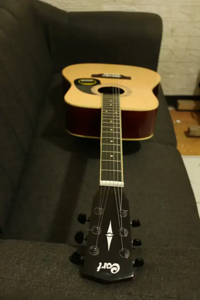 Gitar akustik jumbo cream