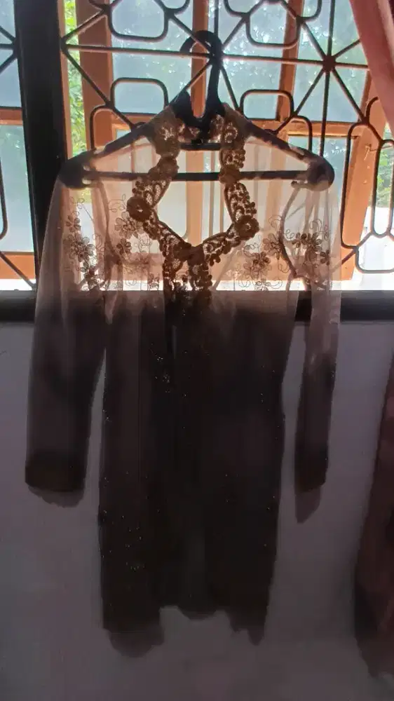 Kebaya warna krem cokelat