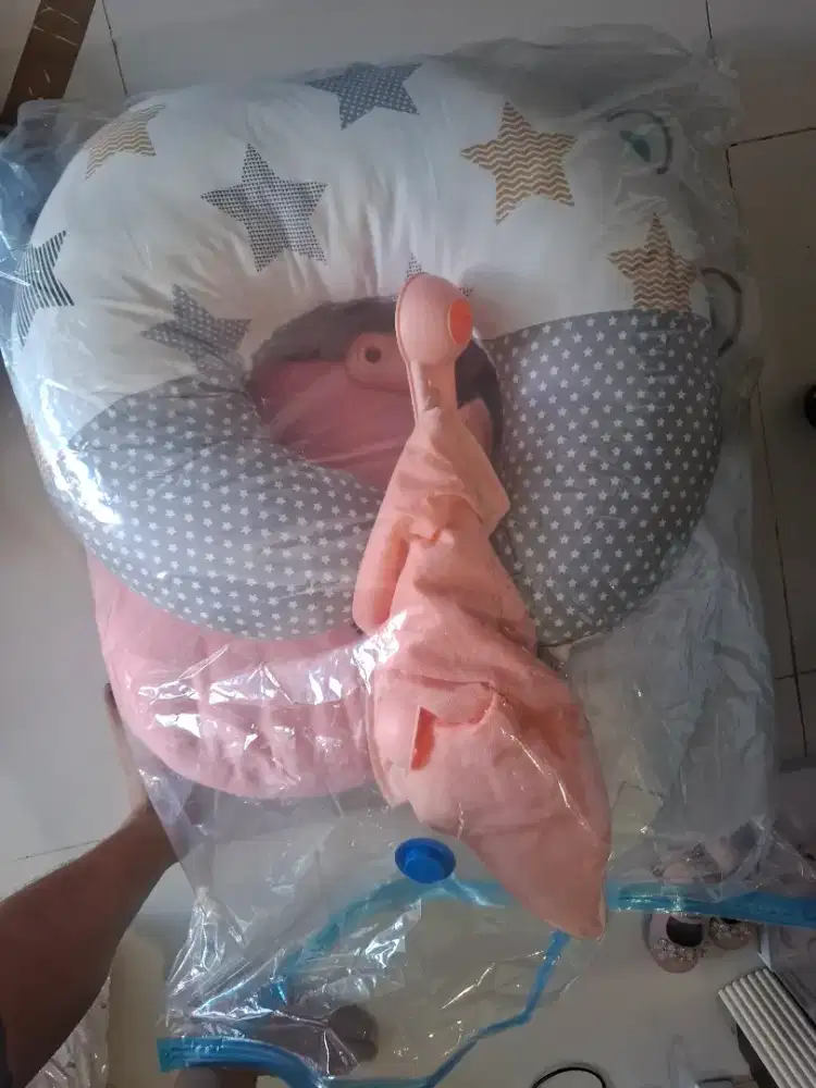 Bantal tummy time bayi