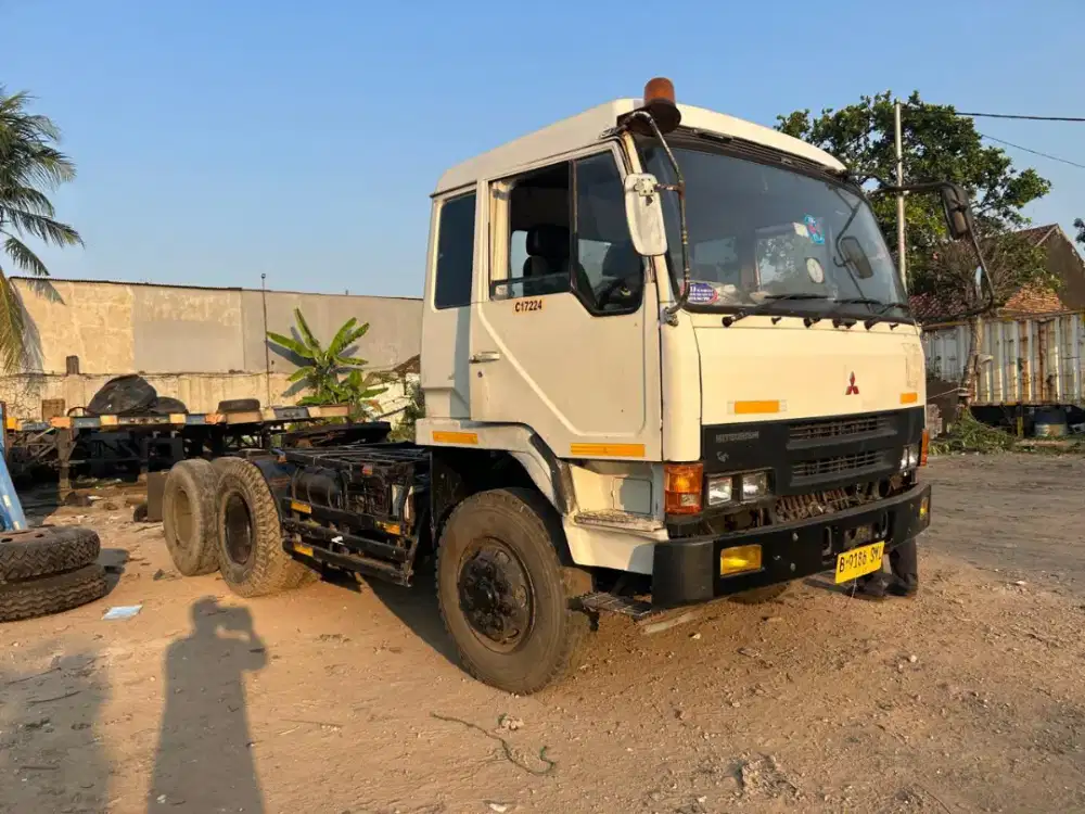 Kepala trailer Mitsubishi 8DC9