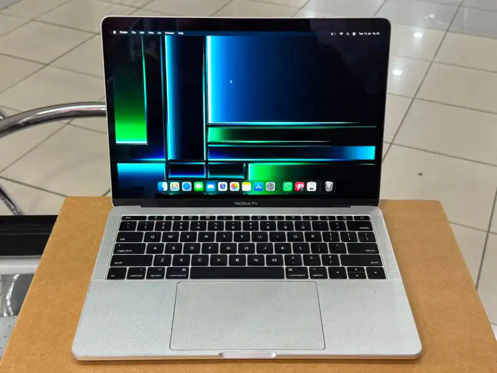 Macbook Pro 2017/intel core i5 / RAM 8 GB /SSD 128GB
