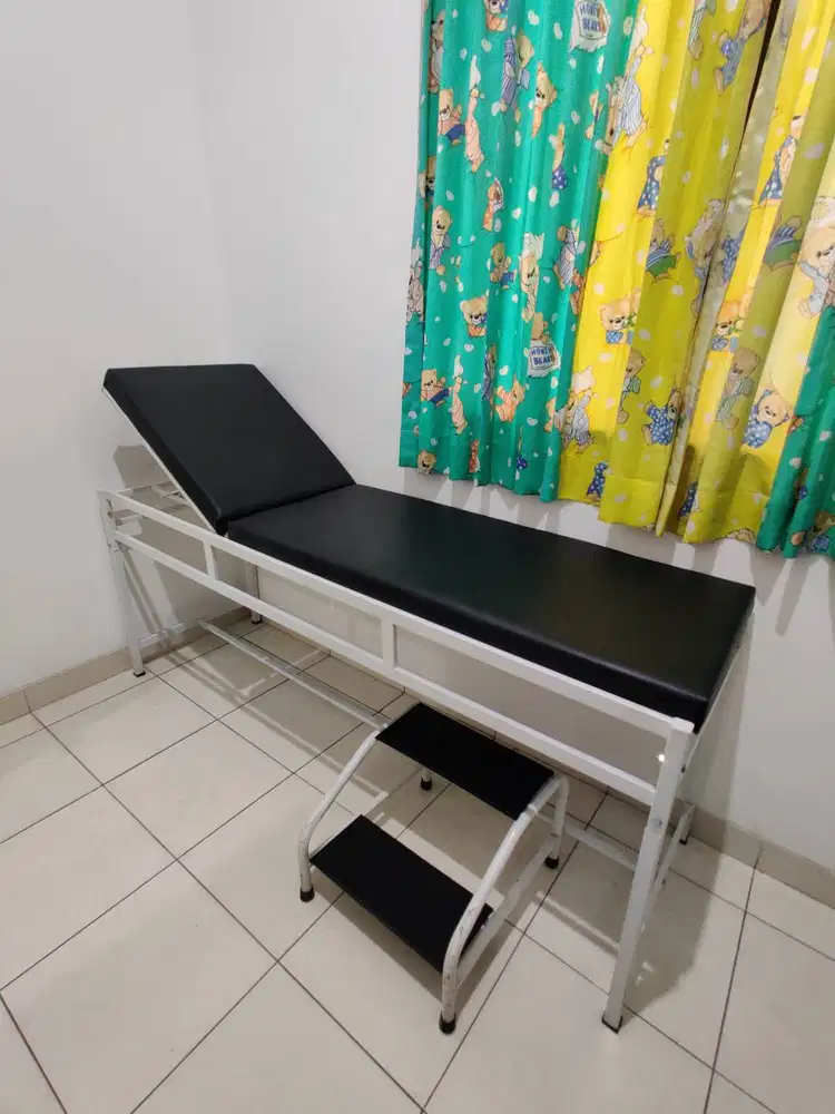 Meja Periksa Pasien