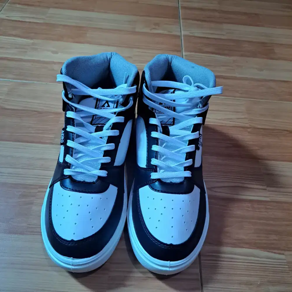 Sepatu sneakers
