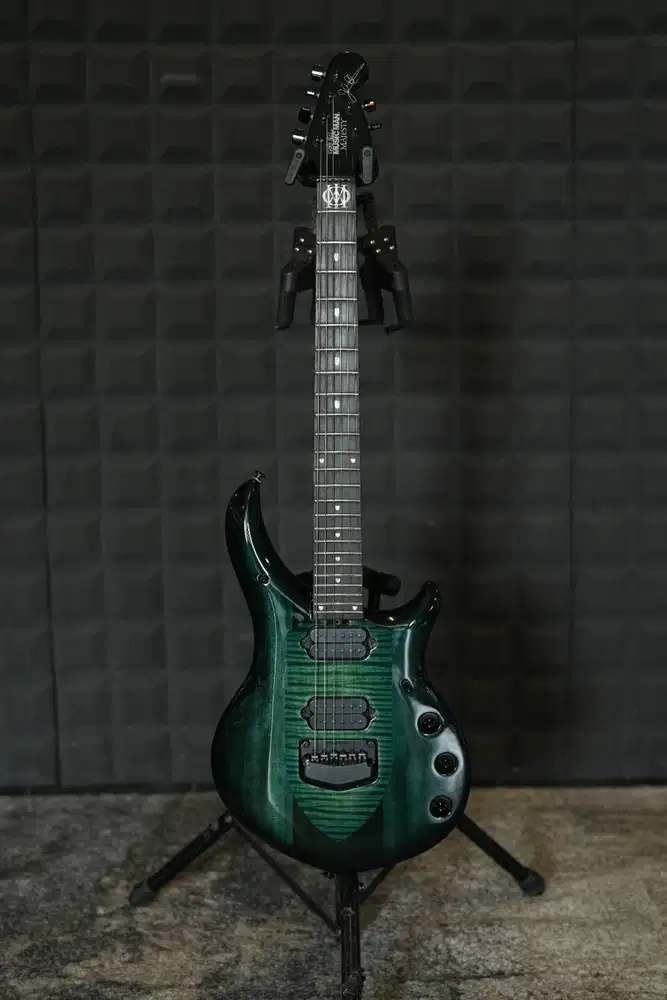 ERNIEBALL MUSICMAN Majesty 6