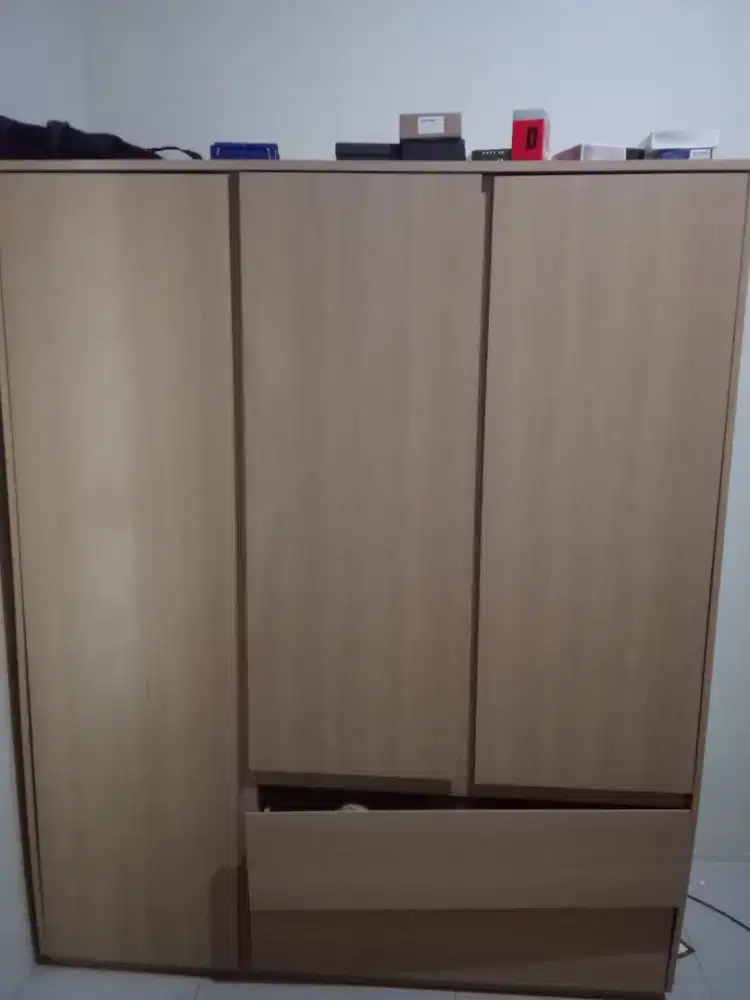 Lemari pakaian serbaguna besar