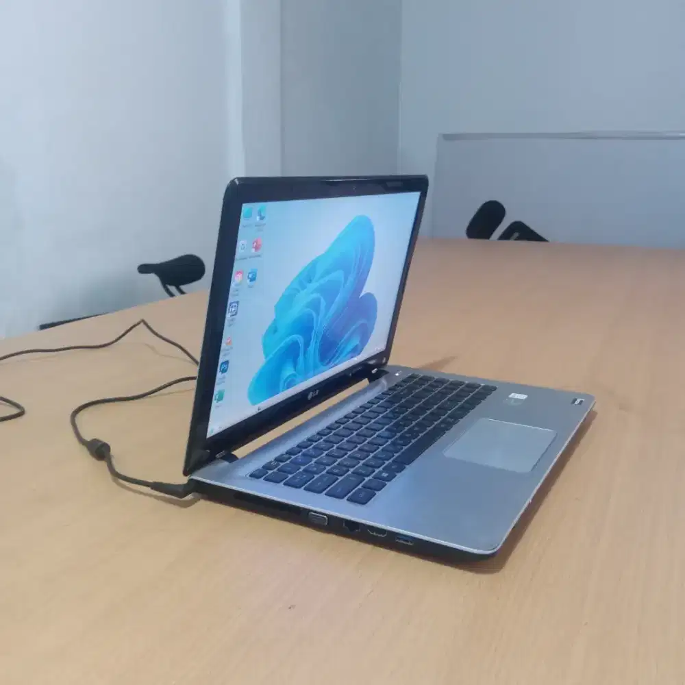 Laptop LG i7 Dual VGA 15.6 Inch