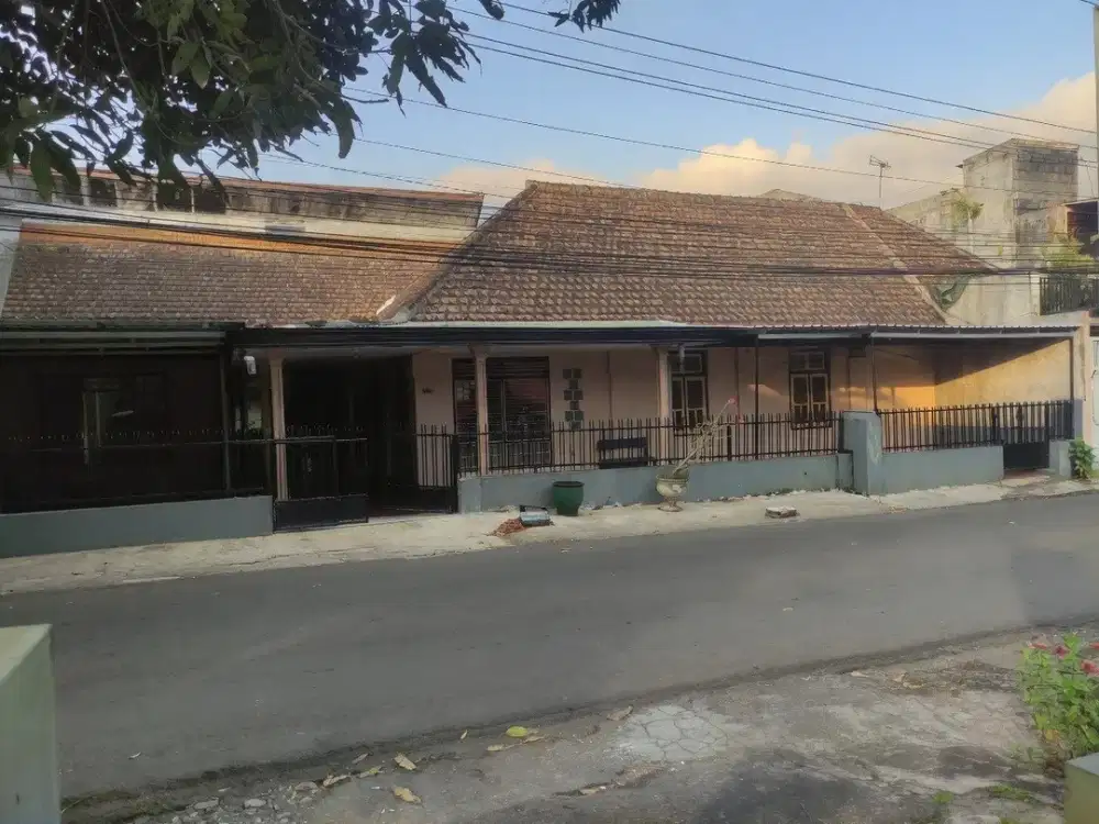 Dijual Rumah Klasik Dekat Pasar di Bunulrejo Blimbing Malang