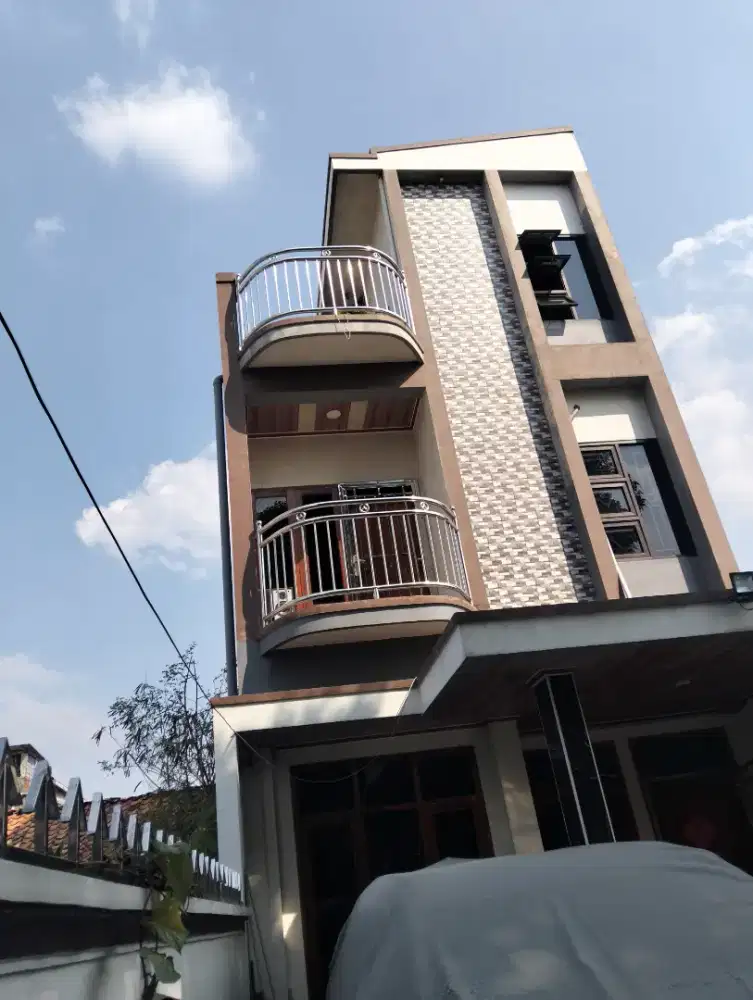 Dijual rumah tinggal 3 lantai bangunan baru kokoh