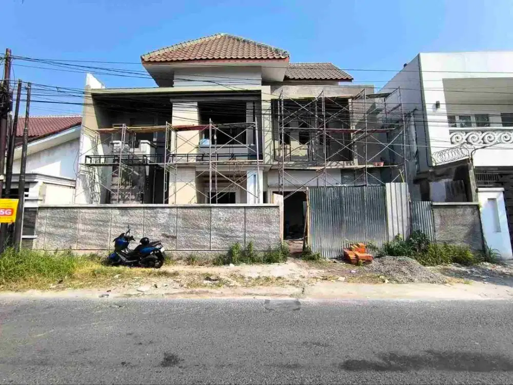Rumah Mewah Dengan Material Premium Tepi Jalan Raya