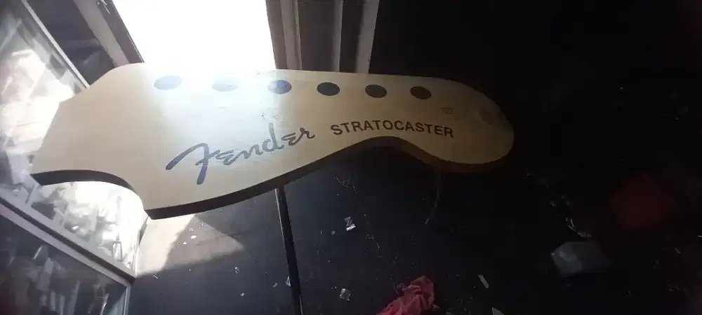 Meja model headstock stratocaster 3 kaki