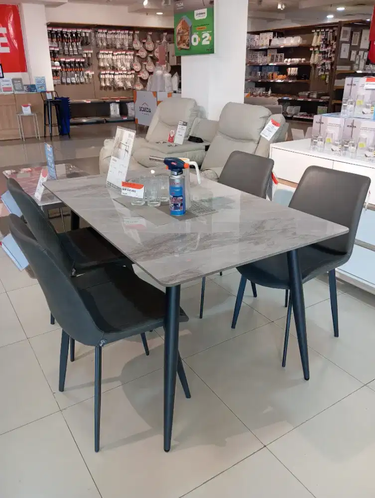 Meja makan steinar