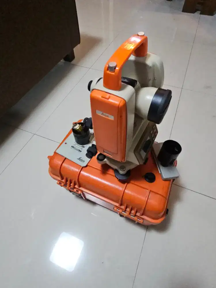 DIJUAL - THEODOLITE DIGITAL LEICA T100