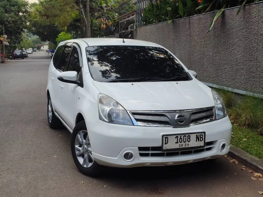 nissan grand livina SV at matic 2011 putih mulus bandung