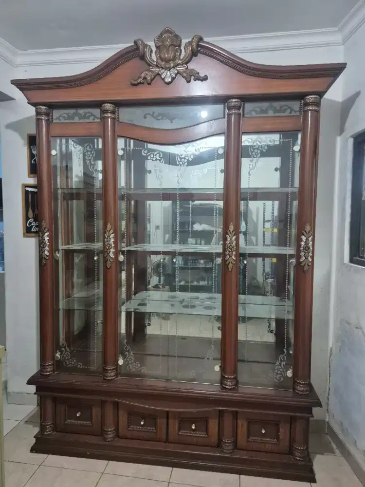 Buffet pajangan besar