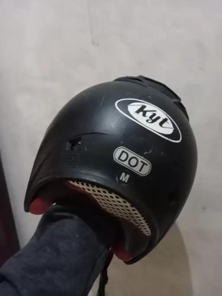 Helm kyt size M nih masih bagus