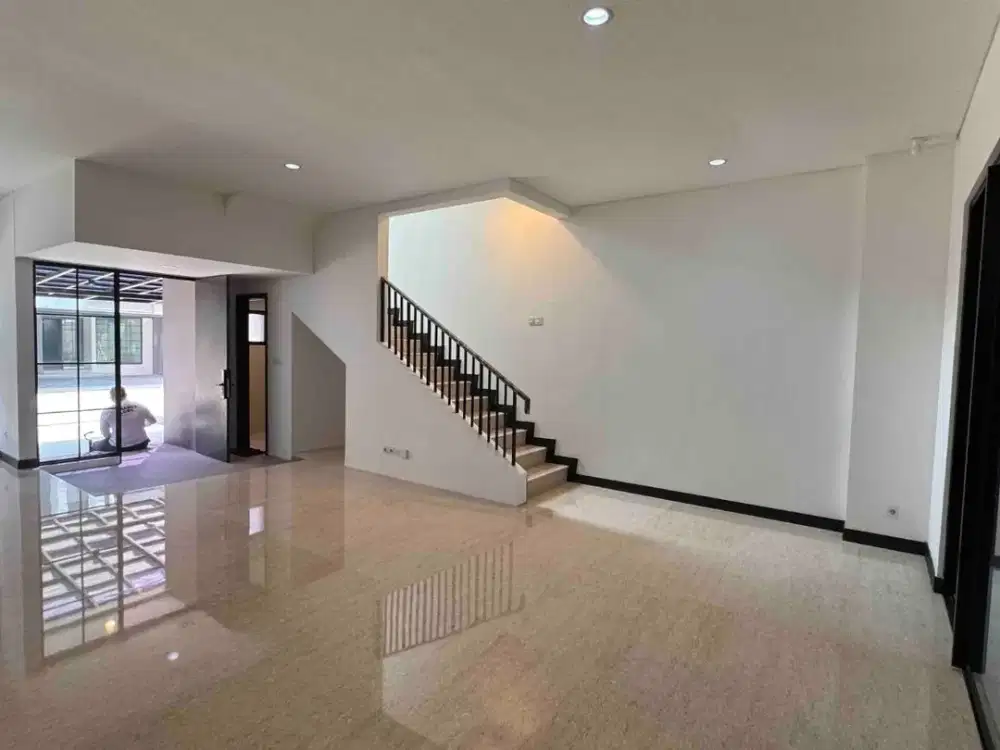 Rumah Baru 3 Lantai 4+1 Kamar Utara Siap Huni di Hiera